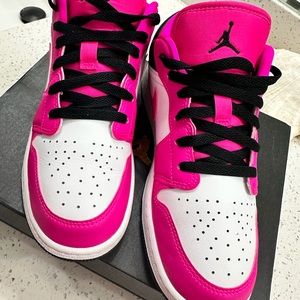 Air Jordan 1 Low
Fierce Pink/White/Black
Size 4.5Y or Women 6 - 6 1/2